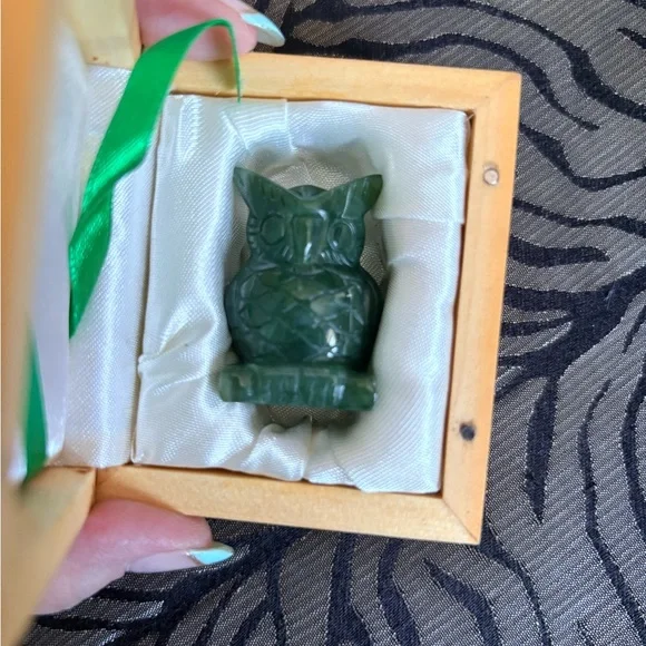 Cassiar Mountain Jade Owl Figurine - Picture 7 of 10